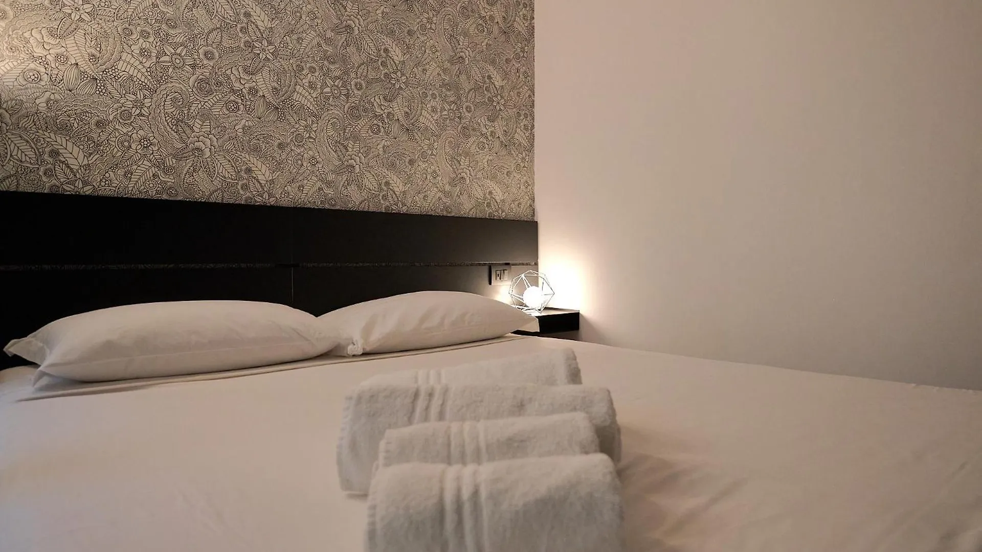 Xenia Apartments - Cozy Studio Near Duomo - Porta Romana Милан